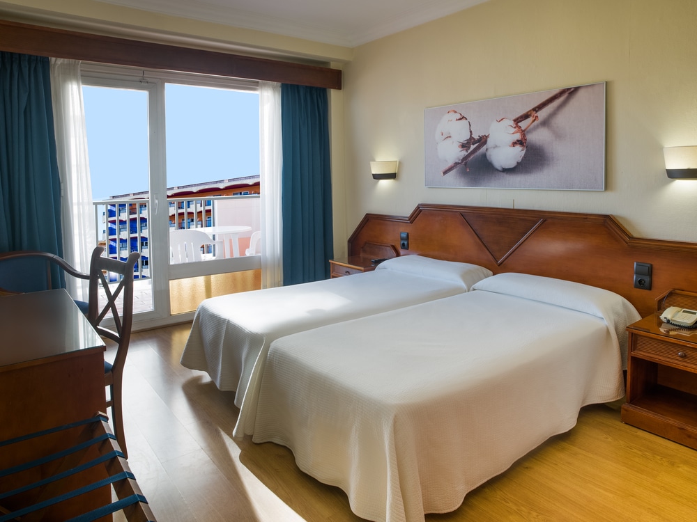 Long Stay Golf in Fuengirola – The Fuengirola Beach Promenade in the Winter Sun