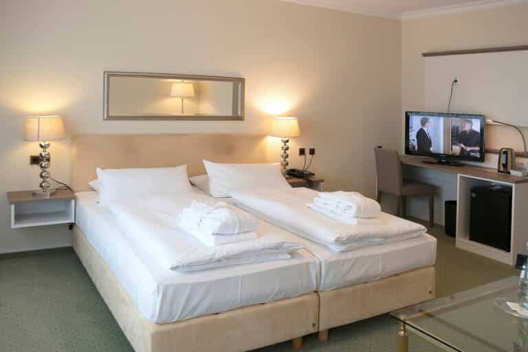 codoma_Amtsheide Golfhotel Zimmer 302 Doppelbett TV_Original (kommerz