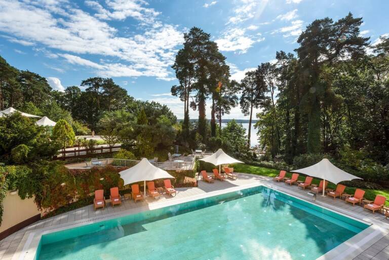 outside-pool-with-view